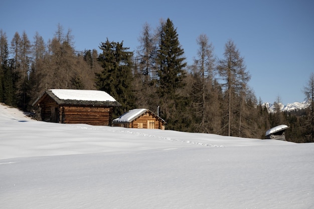 Dolomitas nieve panorama cabaña de madera val badia armentara