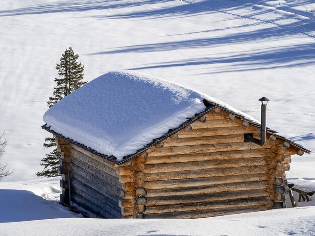 Dolomitas nieve panorama cabaña de madera val badia armentara