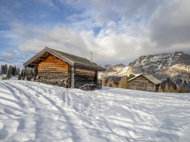 Dolomitas nieve panorama cabaña de madera val badia armentarola