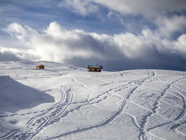 Dolomitas, panorama de neve, esqui alpino, pistas de declive