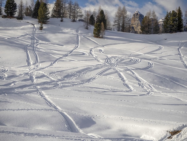 Dolomitas, panorama de neve, esqui alpino, pistas de declive