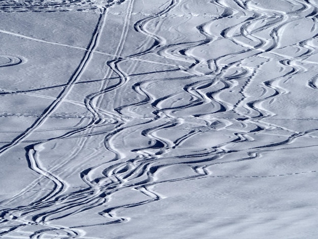 Dolomitas, panorama de neve, esqui alpino, pistas de declive