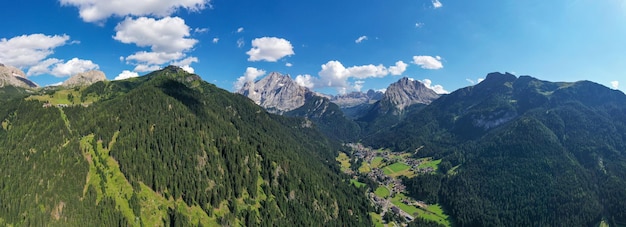 Dolomitas Passo Sella Hermosa vista de Canazei desde el Passo Sella Dolomitas Italia