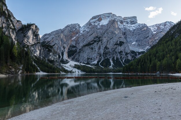 Foto dolomitas: reflejos en el lago de braies