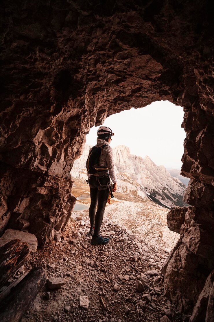 Foto dolomitas três picos de lavaredo dolomitas italianas com famosos três picos de lavaredo tre cime tirol do sul itáliaxapessoas subindo em uma rota via ferrata paternkofel