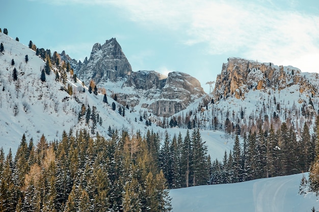 Dolomitberge mit Schnee bedeckt