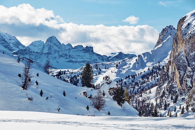 Dolomitberge mit Schnee bedeckt