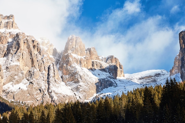 Dolomitberge mit Schnee bedeckt