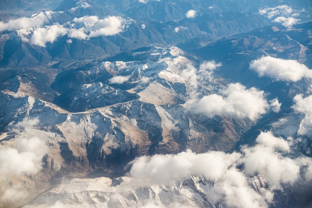 Dolomiten Alpen - Italien Berge unter Wolken. Blick vom Flugzeug.