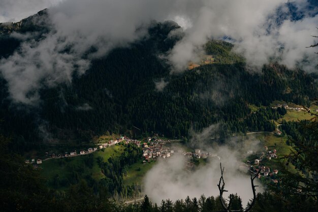 Dolomiten, Italien - Nov. 2021 Tolle Aussicht vom Berg mit Blick auf den Monte Punta. Foto in hoher Qualität