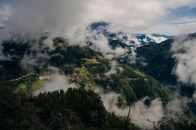 Dolomiten, Italien - Nov. 2021 Tolle Aussicht vom Berg mit Blick auf den Monte Punta. Foto in hoher Qualität