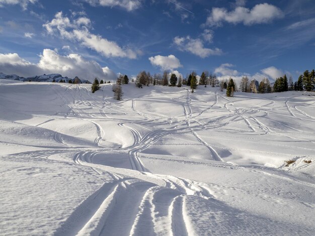 Dolomiten-Schneepanorama Alpinski abseits der Piste