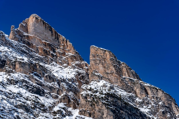 Dolomiten-Schneepanorama große Landschaft