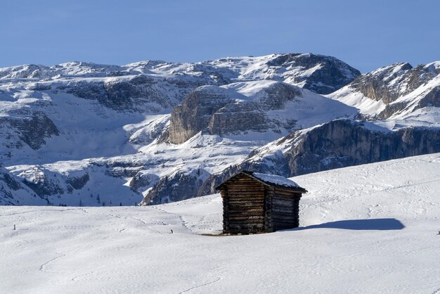 Dolomiten Schneepanorama Holzhütte Gadertal Armentara