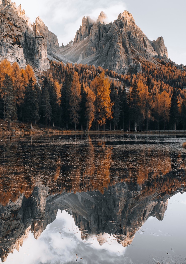 Foto dolomitensee im herbst