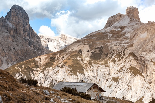 DOLOMITES, Italia 21 de septiembre de 2016: vista del Rifugio Langalm en Tre Cime di Lavaredo en las montañas Dolomitas. DOLOMITES, ITALIA, 21 de septiembre de 2016