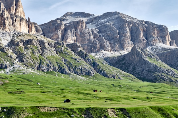 Dolomitfelsenberge mit Häusern auf Vordergrund