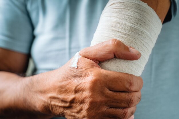 Dolor en el antebrazo y el codo por compresión del nervio cúbico y afecciones inflamatorias comunes