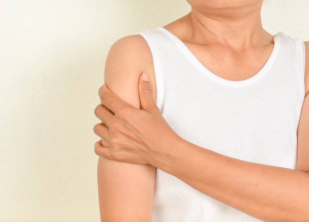 Dolor en el brazo en mujeres mayores