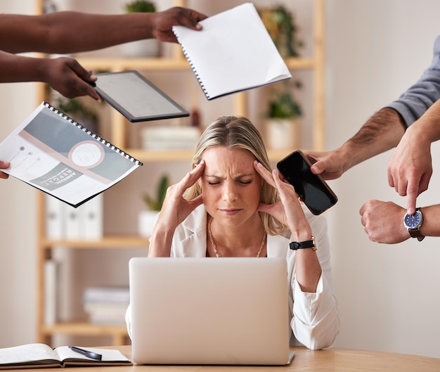 Dolor de cabeza por agotamiento y estrés mujer de negocios o empresaria que trabaja con depresión, ansiedad y salud mental en el espacio de la oficina El empleado corporativo se siente cansado, triste y ansioso por los plazos