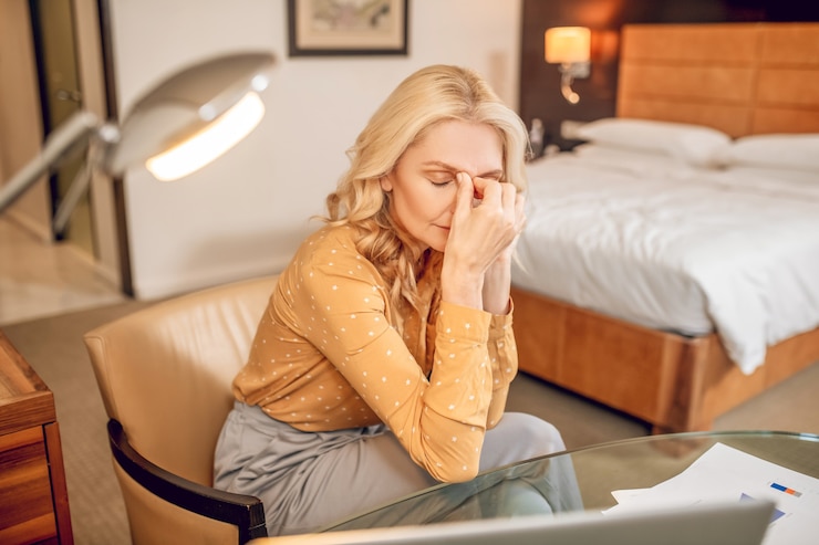 Foto dolor de cabeza. empresaria elegante rubia con aspecto cansado después de un duro día de trabajo
