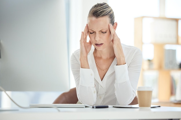 El dolor de cabeza por estrés laboral y el agotamiento de la oficina de una mujer de negocios experimentan un problema informático Empleado que trabaja con una auditoría 404 y un problema en línea que siente ansiedad y problemas de salud mental en su trabajo