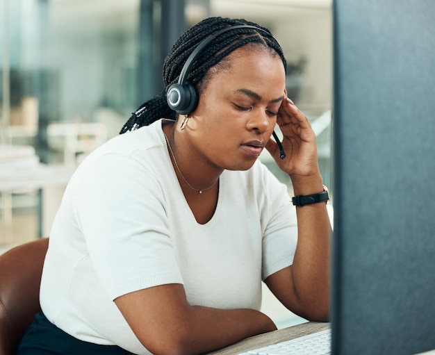 Dolor de cabeza por estrés y mujer negra con computadora de centro de llamadas en contacto con nosotros telemarketing y oficina de servicio al cliente Agotamiento de salud mental o ansiedad en la empresa de consultoría crm con falla tecnológica