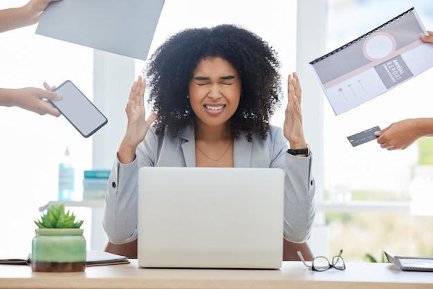 Dolor de cabeza por estrés y mujer negra en una reunión de caos corporativo y cansada de trabajar en la gestión Agotamiento empresarial triste y gerente llorando frustrado y enojado por la ansiedad de su carrera como jefe