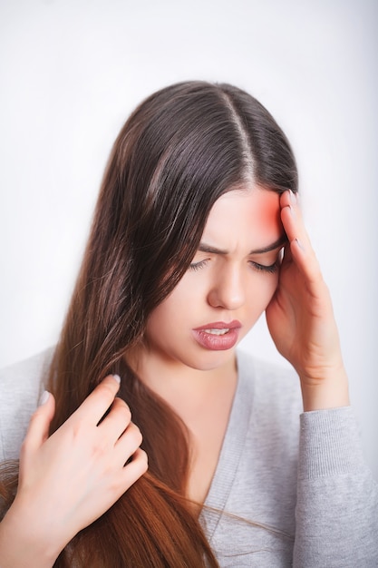 Dolor de cabeza. Hermosa mujer con migraña dolorosa. Salud