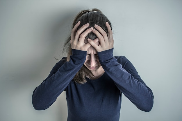 Dolor en la cabeza de una mujer. Dolor de cabeza.