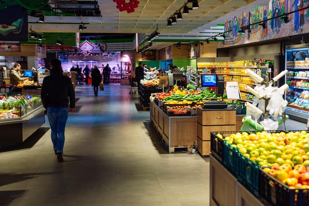 Dolor de comestibles dentro del espacio de copia de verduras y frutas en el estante