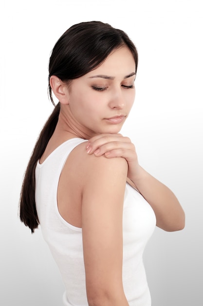 Dolor corporal. Hermosa mujer siente dolor en los codos, brazo doloroso