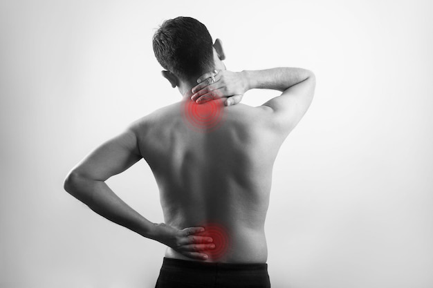 Foto dolor de cuello, columna cervical y dolor de lesión de vértebras de la columna lumbar en el cuerpo masculino, lesión de la médula espinal