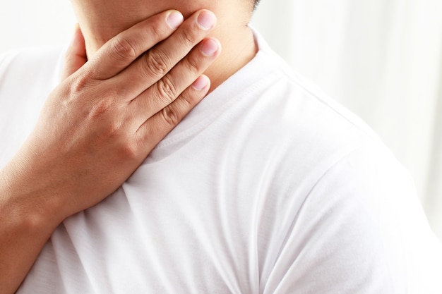 Dolor de cuello de hombre por gripe