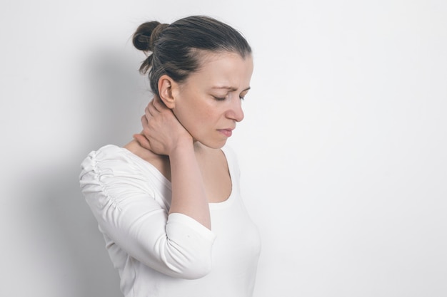 Dolor en el cuello de una mujer.