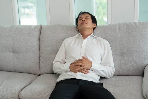 dolor de estómago hombres asiáticos tienen dolor abdominal indigestión gastritis calambres menstruales flatulencia