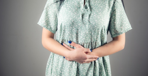 Dolor de estómago de mujer joven