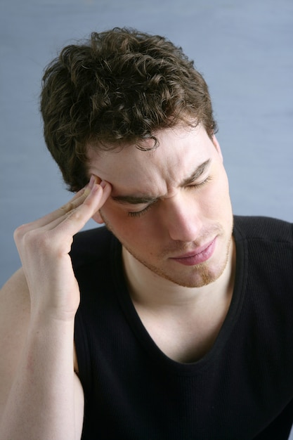Dolor de gesto preocupado joven hombre dolor de cabeza