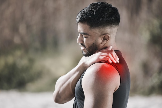 Foto dolor de hombro rojo y hombre en estado físico o lesión de entrenamiento riesgo deportivo o salud muscular en la naturaleza cuello médico o estrés del atleta masaje para entrenamiento cardiovascular o superposición de problemas de ejercicio