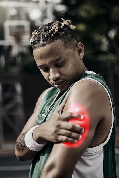 Dolor de lesión en el brazo e inflamación muscular del atleta deportivo de un hombre negro con un problema médico Jugador de baloncesto que sufre un accidente deportivo de emergencia después del ejercicio físico y el entrenamiento del partido