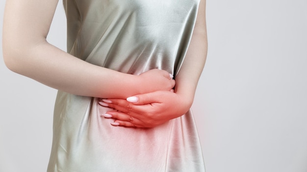 Dolor menstrual mujer con dolor de estómago que sufre de endometriosis pms cistitis y otras enfermedades del sistema urinario área dolorosa resaltada en rojo