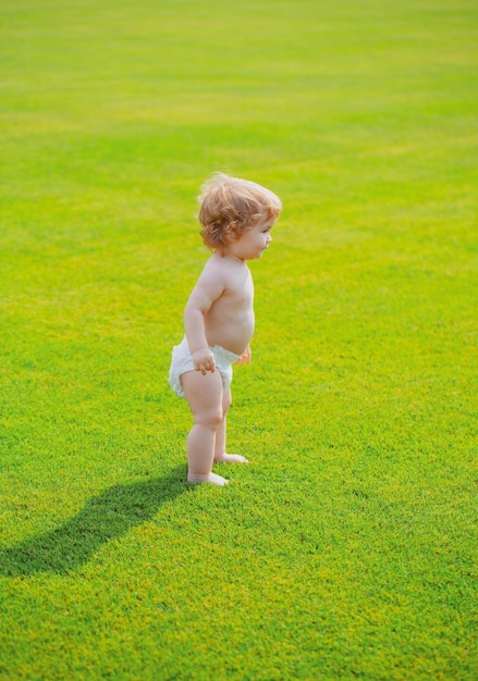 Dolor de muelas de bebé en el parque en un día soleado hermoso cabello rubio niño pequeño al aire libre