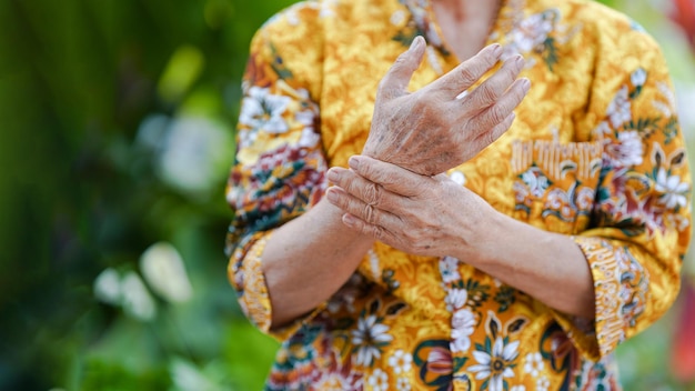 Foto dolor de muñeca en ancianos o enfermedades relacionadas con el reumatismo.