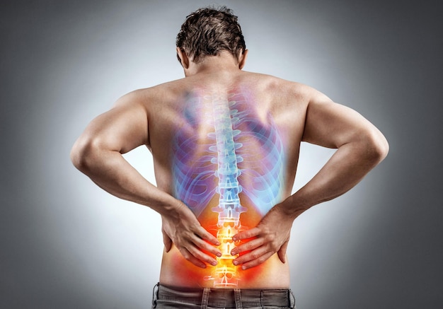 Dolor en la parte inferior de la espalda Hombre sosteniendo su espalda con dolor Concepto médico