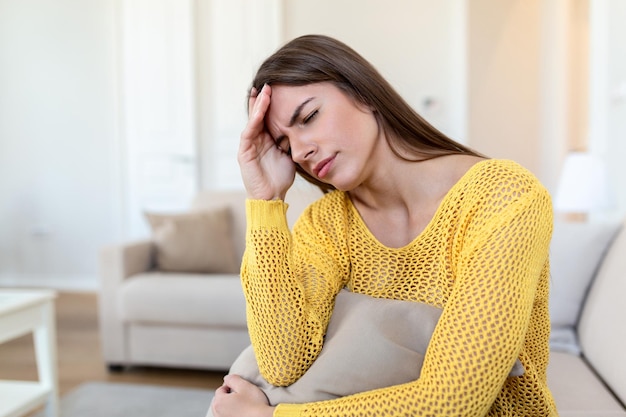 Dolor sinusal que causa dolor de cabeza muy doloroso Mujer malsana con dolor Dolor fuerte y agudo Dolor sinusal Presión sinusal Sinusitis Mujer triste sosteniendo su cabeza porque dolor sinusal