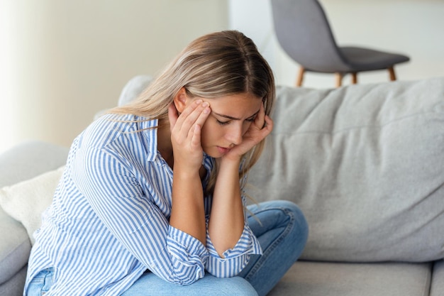 Dolor sinusal que causa dolor de cabeza muy pintado mujer no saludable con dolor dolor fuerte agudo dolor sinusal presión sinusal sinusitis mujer triste sosteniendo la cabeza porque dolor sinusal