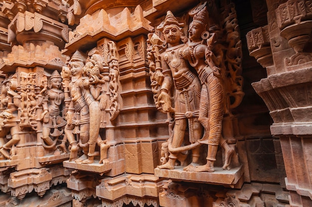 Ídolos bellamente tallados, Templo Jain, situado en el complejo de la fortaleza, Jaisalmer, Rajasthan, India.