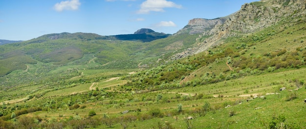 Ídolos de pedra da montanha South Demerdzhi em um fundo de nuvens Crimeia