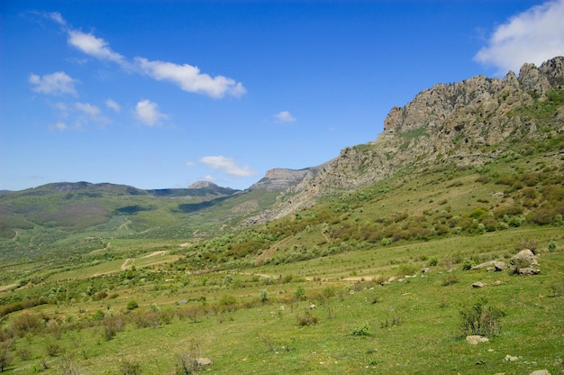 Ídolos de pedra da montanha South Demerdzhi em um fundo de nuvens Crimeia