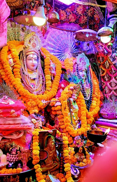 Ídolos de Lakshmi y Narayan en un templo hindú en Haridwar, India, uno de los dioses todopoderosos de la mitología hindú